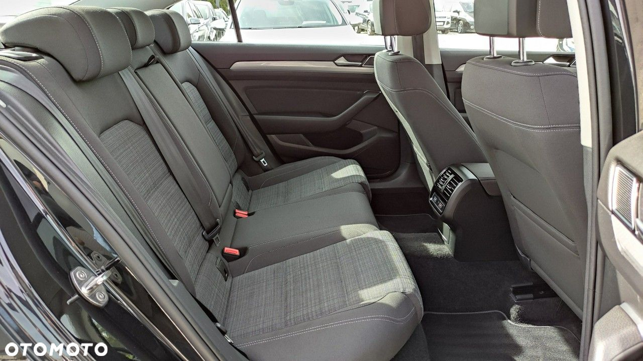 Volkswagen Passat - 32