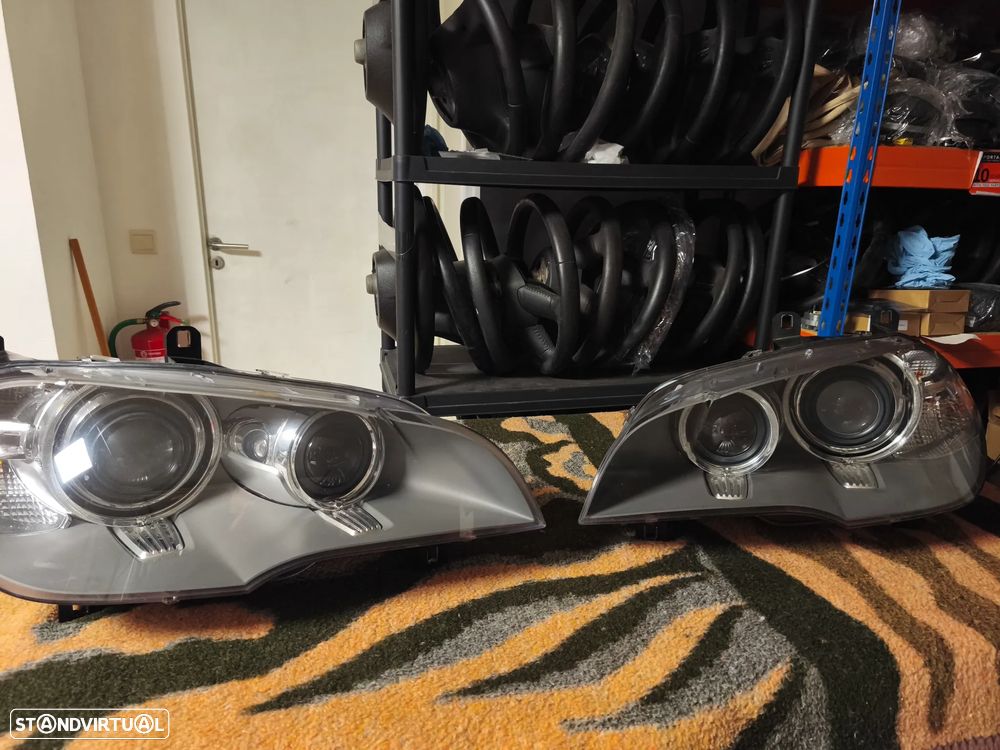 Conjunto de faróis bi-xenon direcional BMW X5 E70 lci
