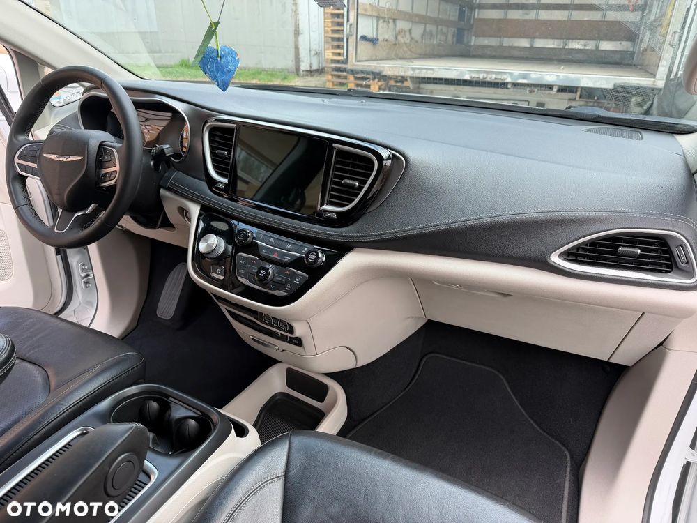 Chrysler Pacifica - 10