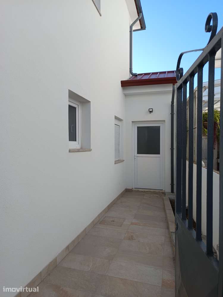 Moradia T3 Isolada com Jardim e Garagem - Grande imagem: 2/13