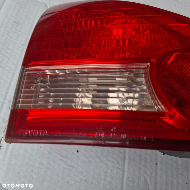 AVENSIS VERSO LAMPA TYLNA LEWA W KLAPĘ - 6