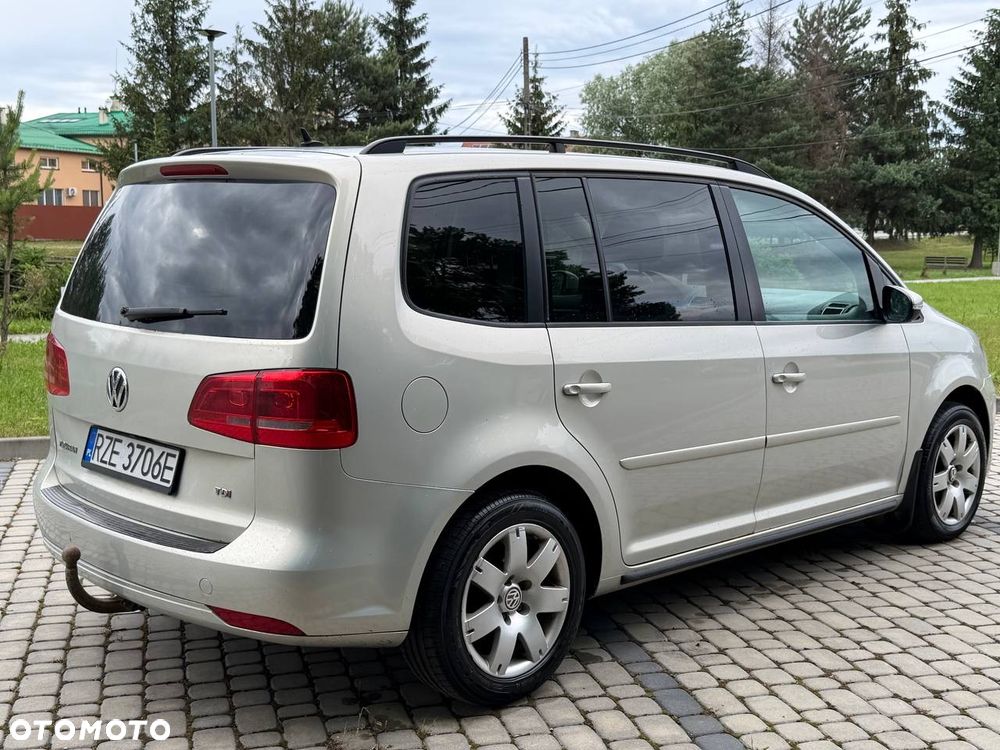 Volkswagen Touran - 12