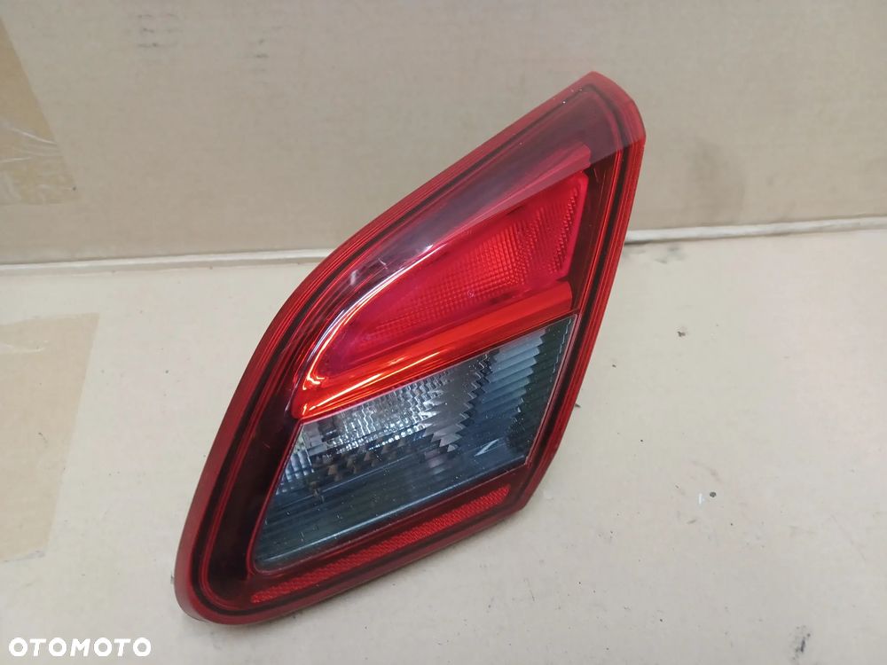 LAMPA TYLNA PRAWA W KLAPE CORSA E - 4