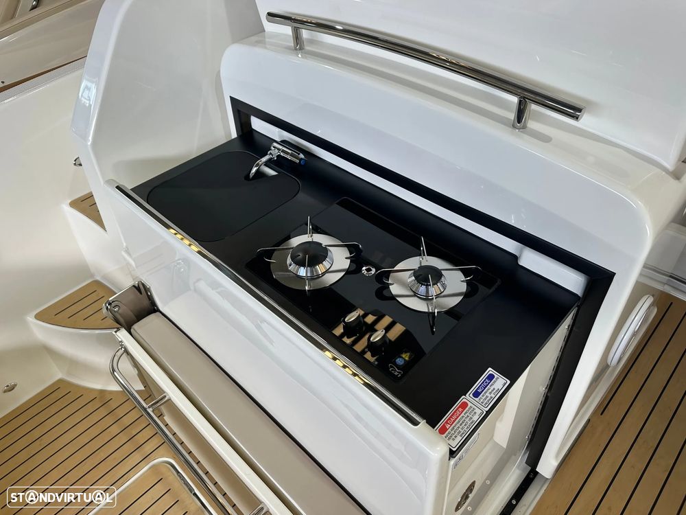 Quicksilver Activ 875 Sundeck - 24