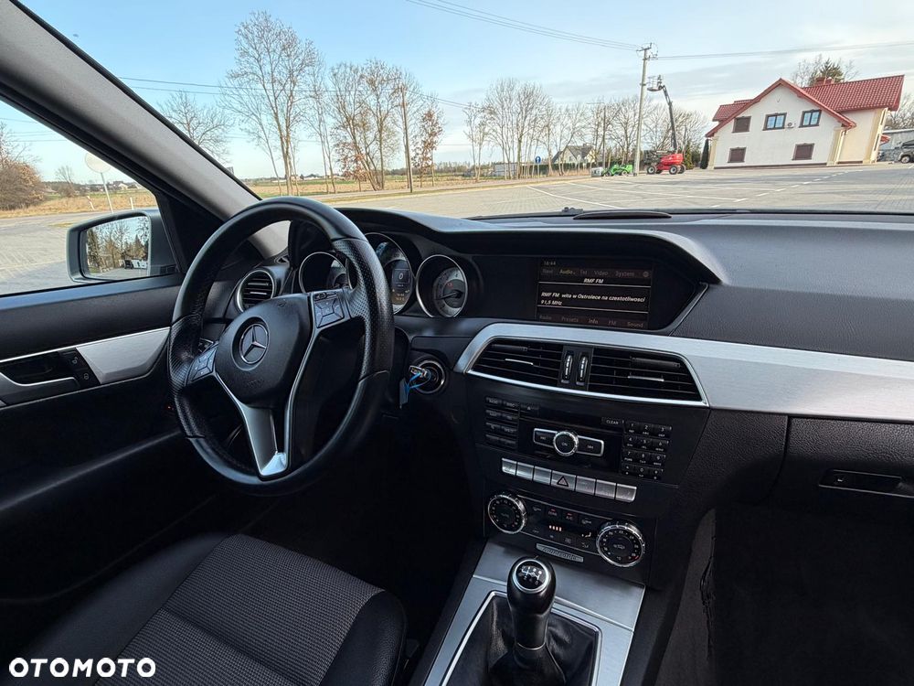 Mercedes-Benz Klasa C 180 CGI BlueEFFICIENCY Avantgarde - 31