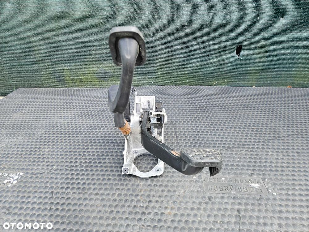 Pedały 678711/10 6761310 Pedał Czujnik Hamulca Sprzegła Stelaż Manual Europa BMW 3 E90 E91 E92 - 34