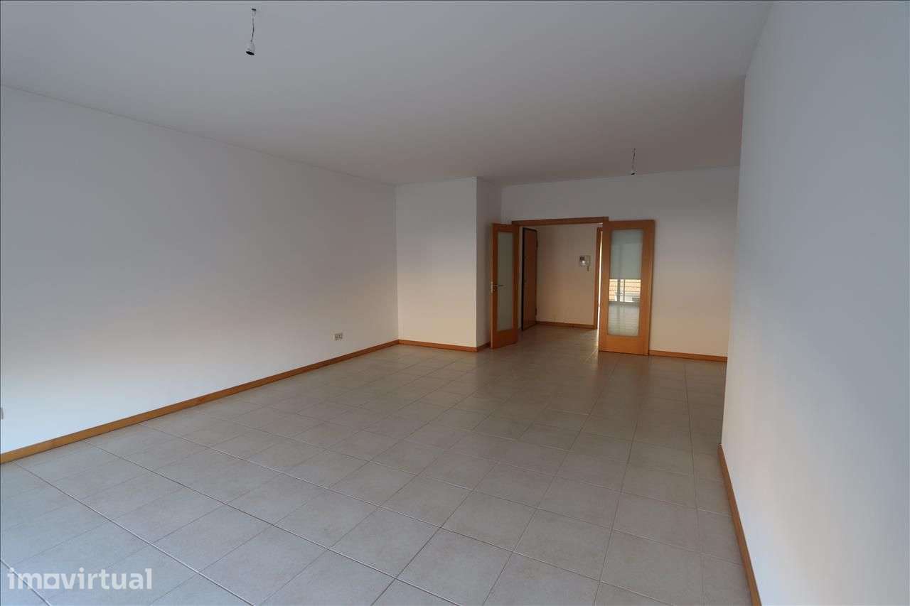 Apartamento T3 no Pinhal Novo com parqueamento e varanda - Grande imagem: 5/23