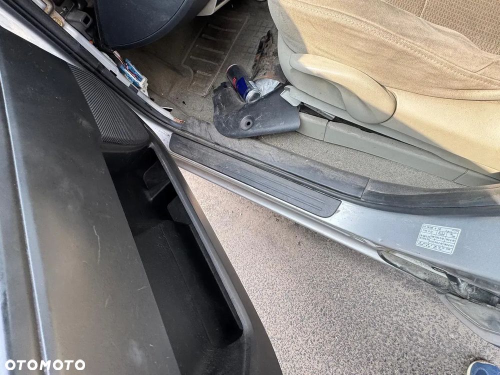 Mazda 5 2005r poj. 1.8 benzyna 116 KM na części - 3