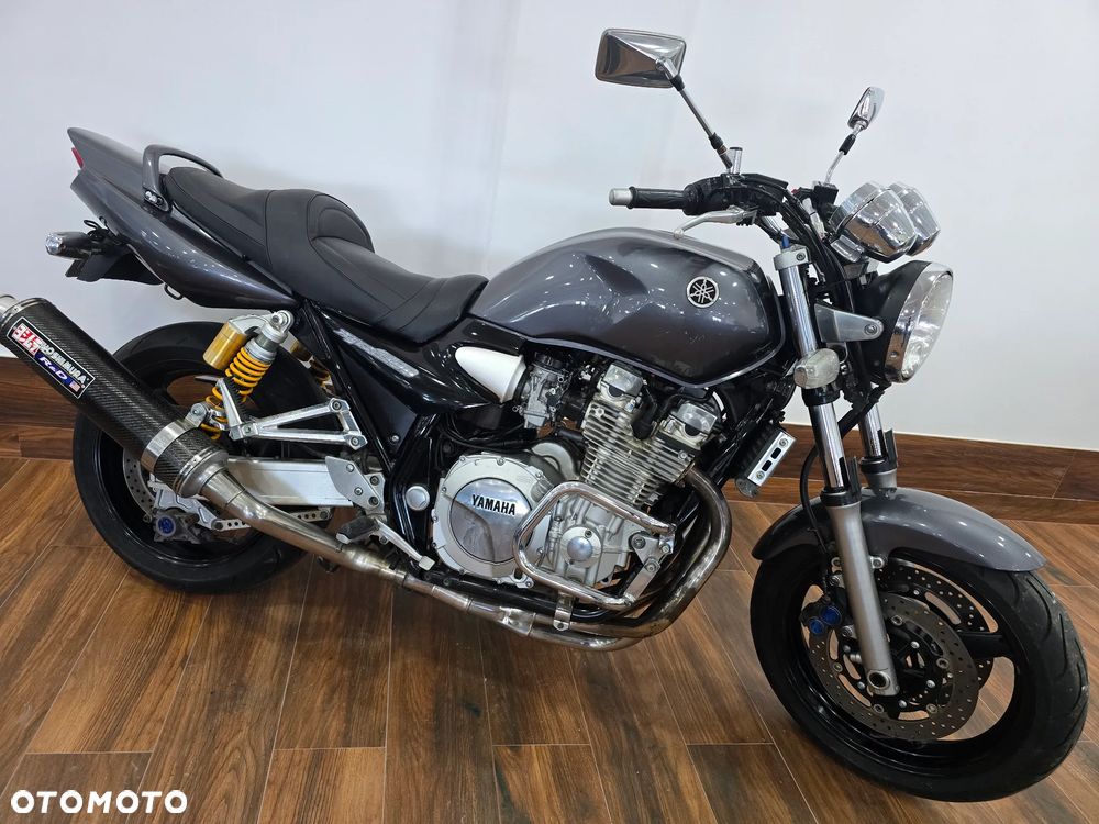 Yamaha XJR - 32