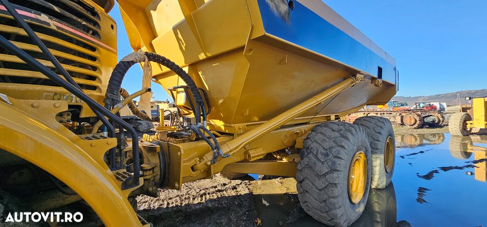 Caterpillar CAT 735 Dumper - 3