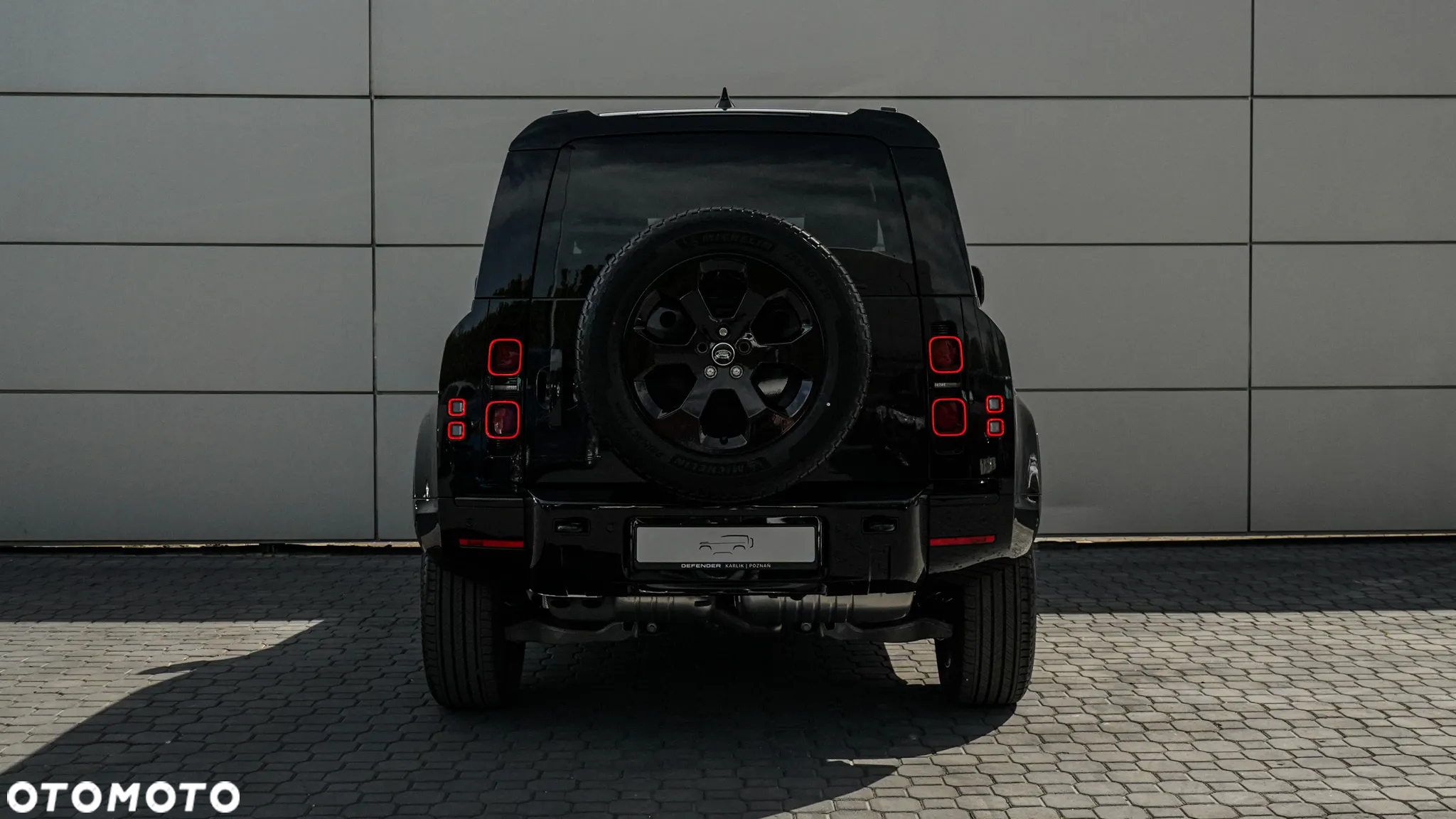 Land Rover Defender - 22
