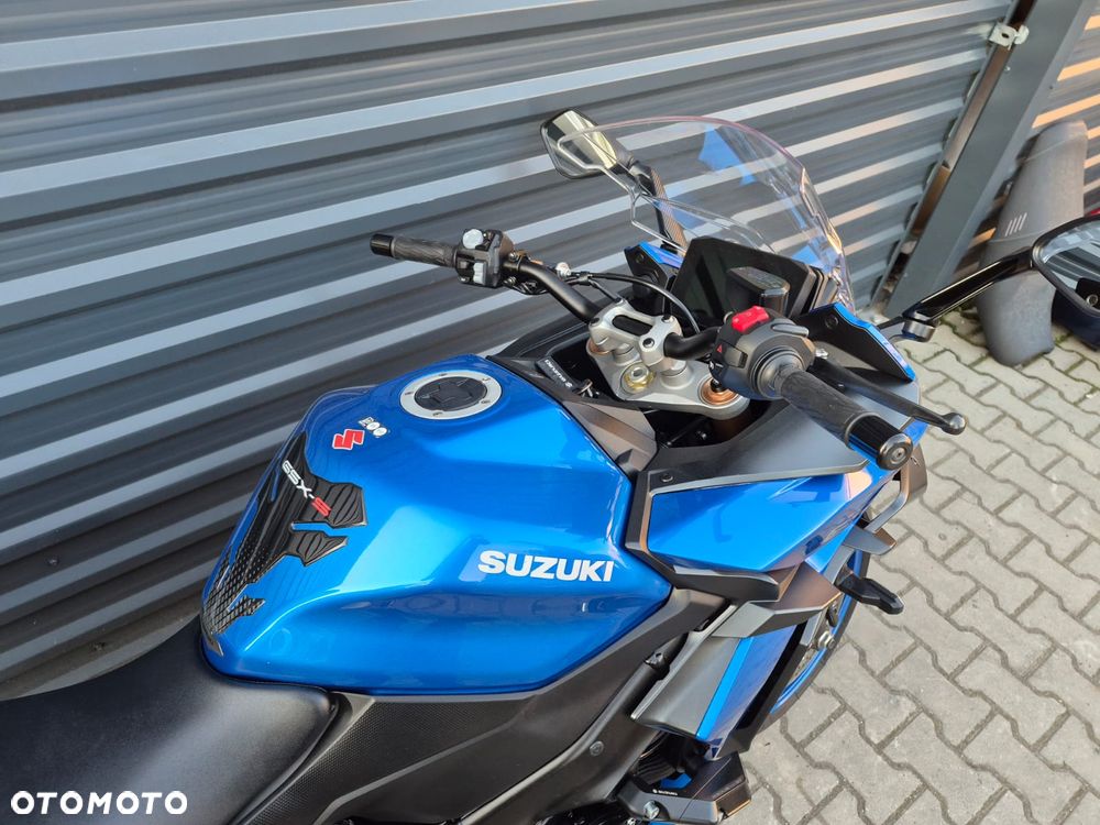 Suzuki GSX - 16