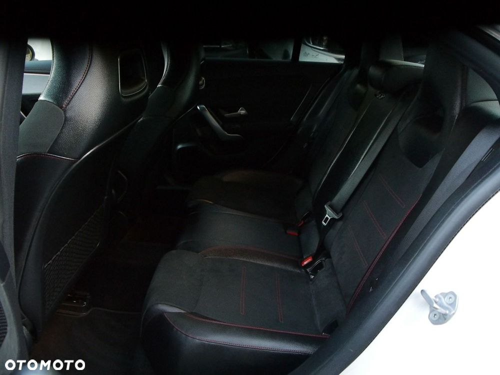 Mercedes-Benz CLA 200 7G-DCT AMG Line - 38