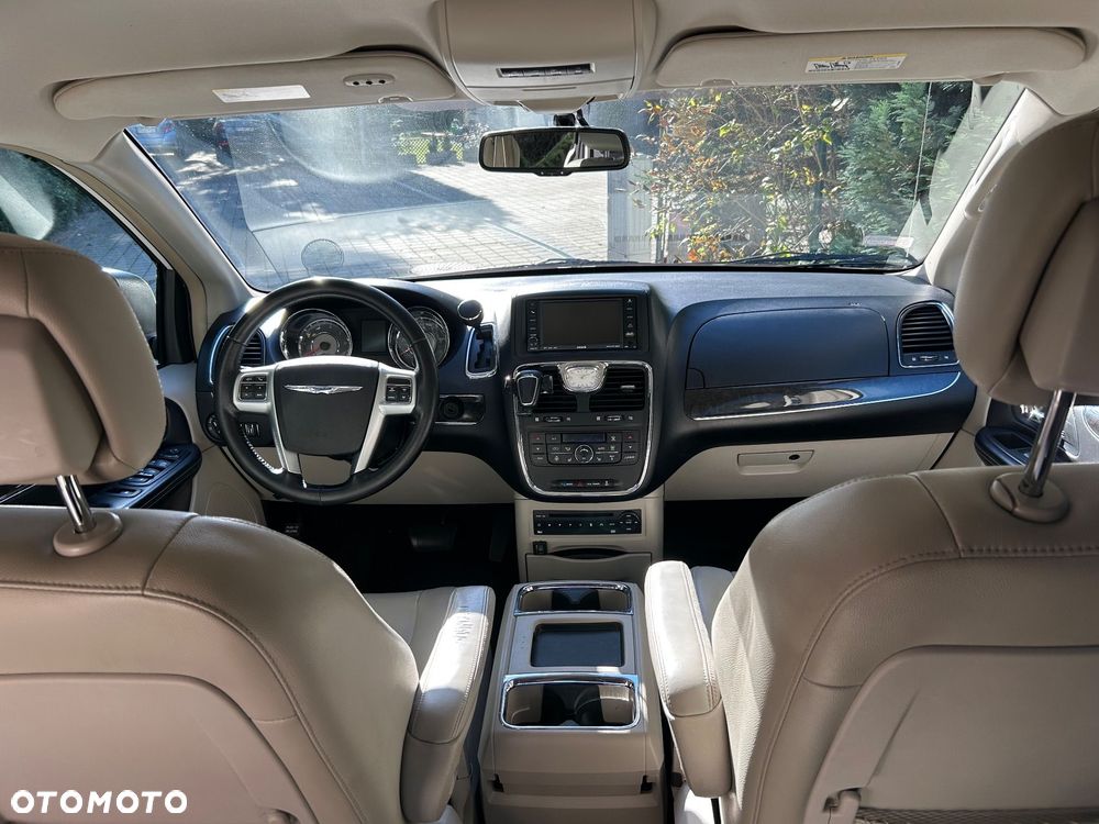 Chrysler Town & Country - 12