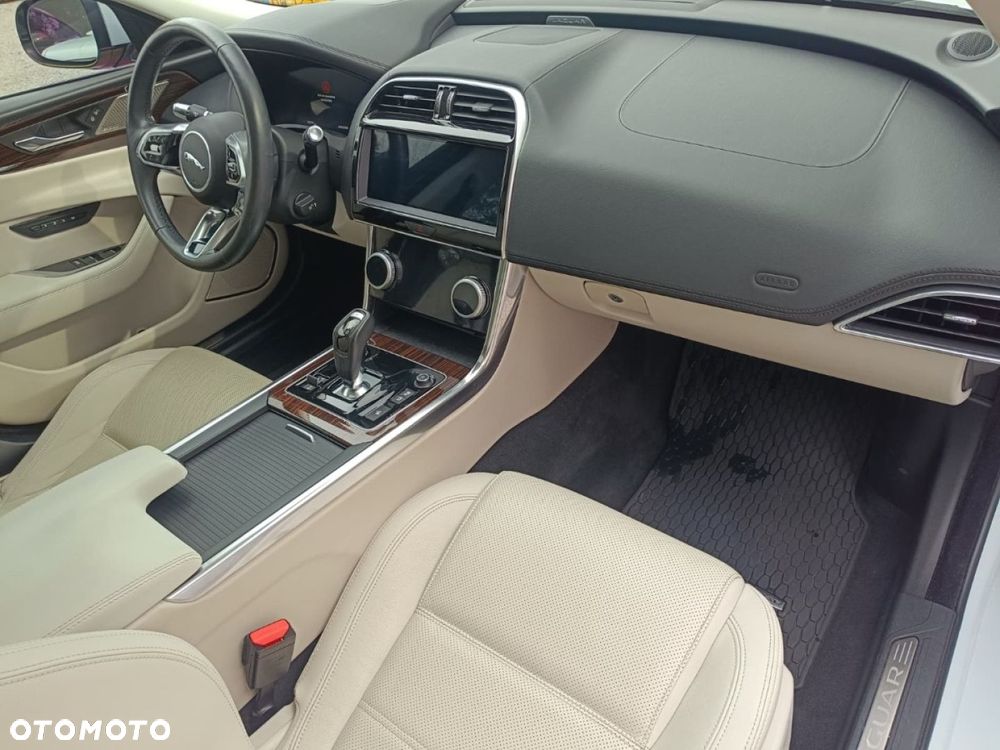 Jaguar XE - 29