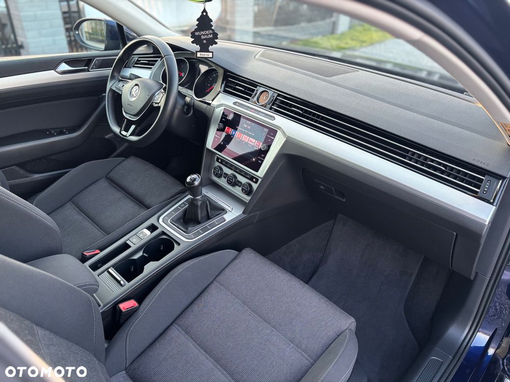 Volkswagen Passat - 11