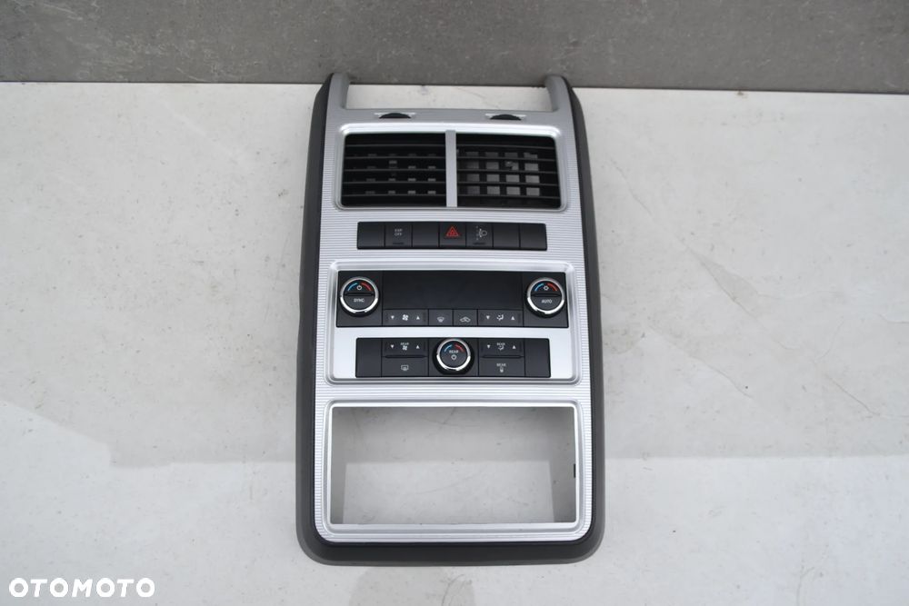 DODGE JOURNEY PANEL STEROWANIA KLIMATYZACJI RAMKA ŚRODKOWA KRATKI NAWIEWU PRZEŁĄCZNIKI 55111898AE 04602562AG - 1
