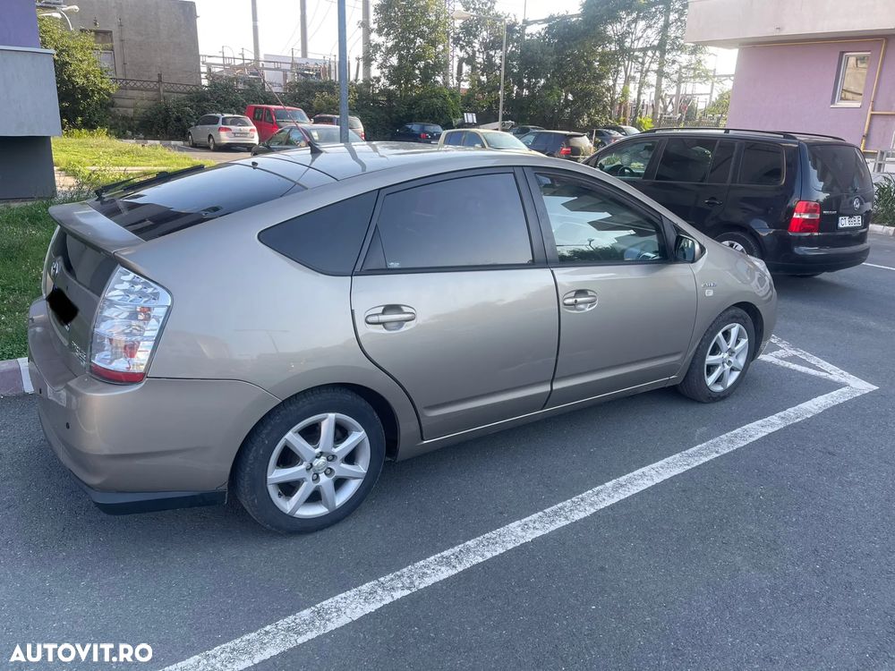Toyota Prius (Hybrid) Sol - 2