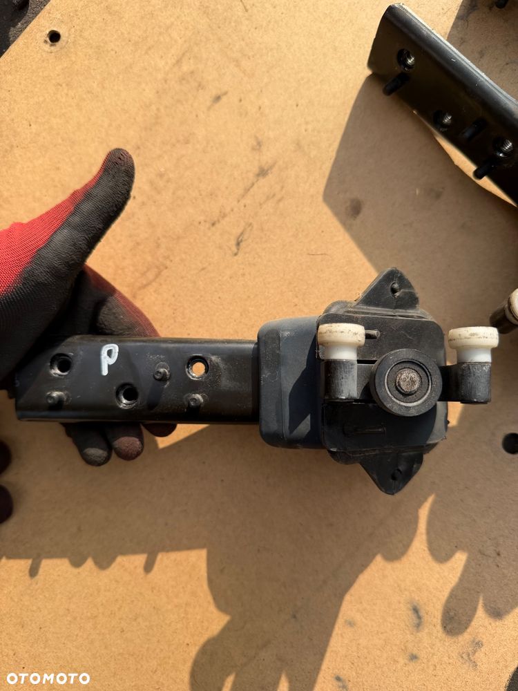 Rolka środkowa drzwi bocznych prawych Renault Master III 777640623R - 2