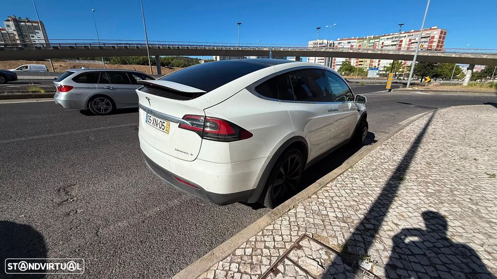 Tesla Model X - 19