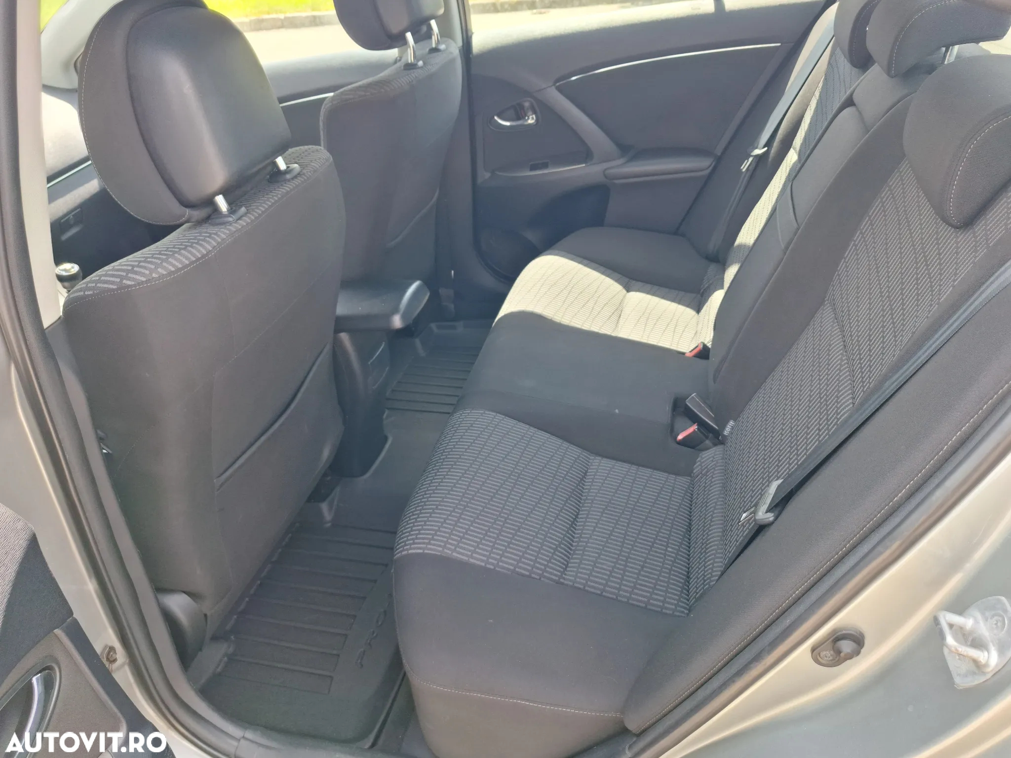 Toyota Avensis - 10
