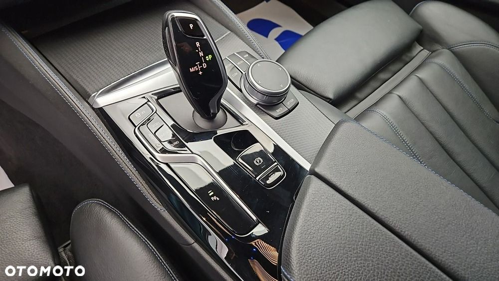 BMW Seria 5 540i xDrive mHEV - 17