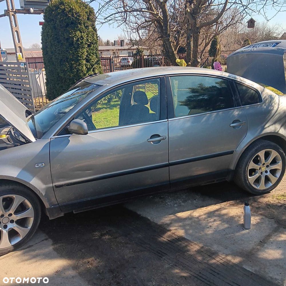 Volkswagen Passat - 1