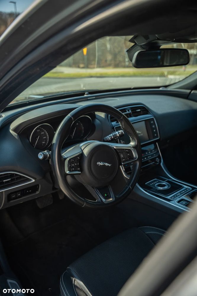 Jaguar XE 2.0 D R-Sport - 6