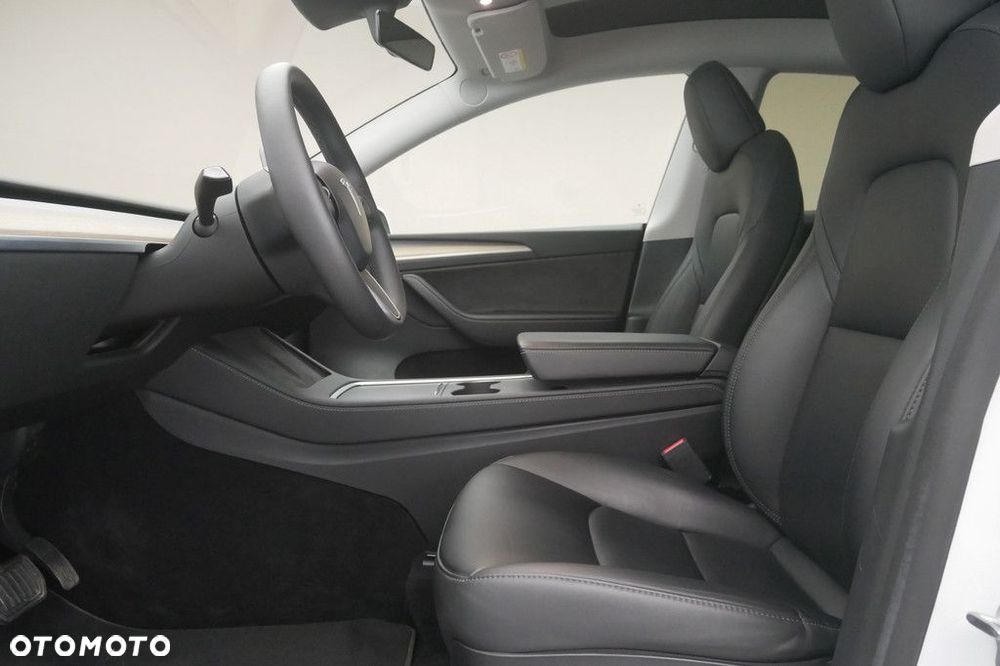 Tesla Model Y - 12