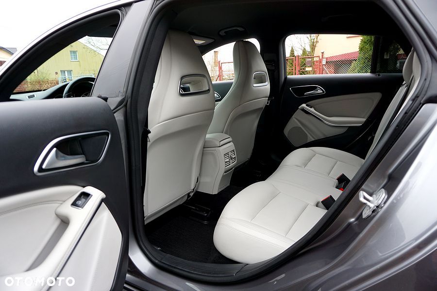 Mercedes-Benz CLA 180 Peak Edition - 25