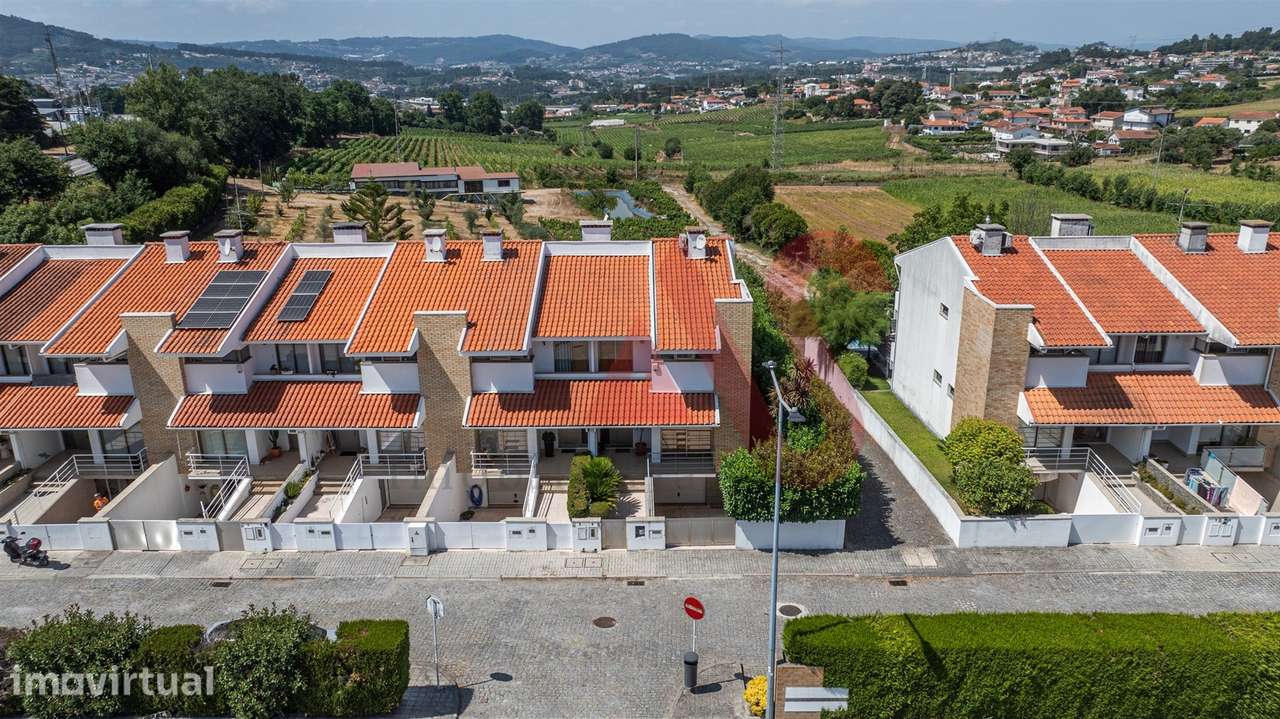 Moradia de Gaveto T3 com Jardim, Churrasqueira e Garagem para 3 Carros - Grande imagem: 3/33