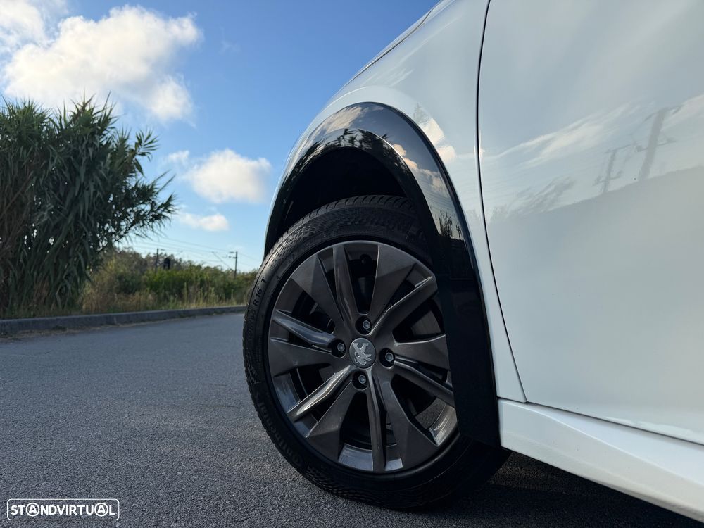Peugeot e-208 Allure Pack - 14