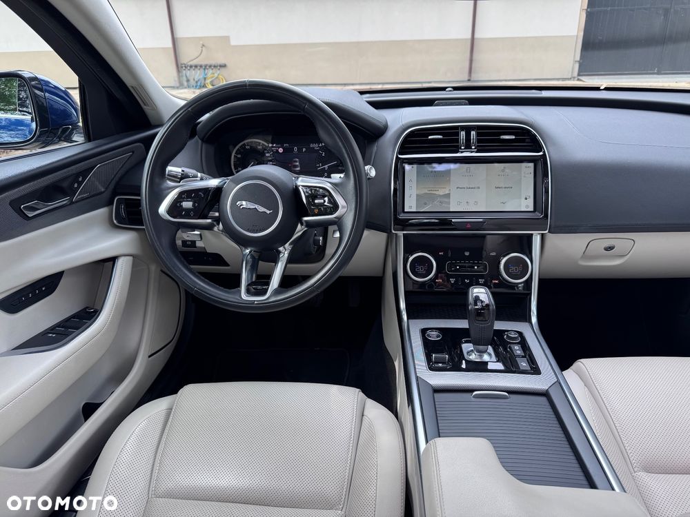 Jaguar XE 2.0 P250 SE - 31