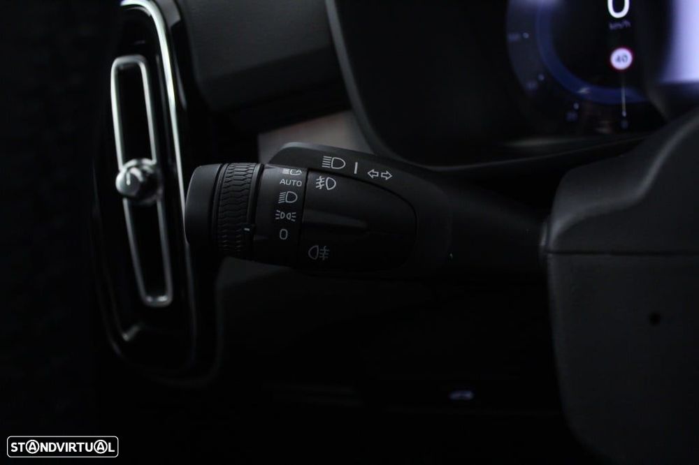 Volvo XC 40 2.0 B3 Plus Dark - 25