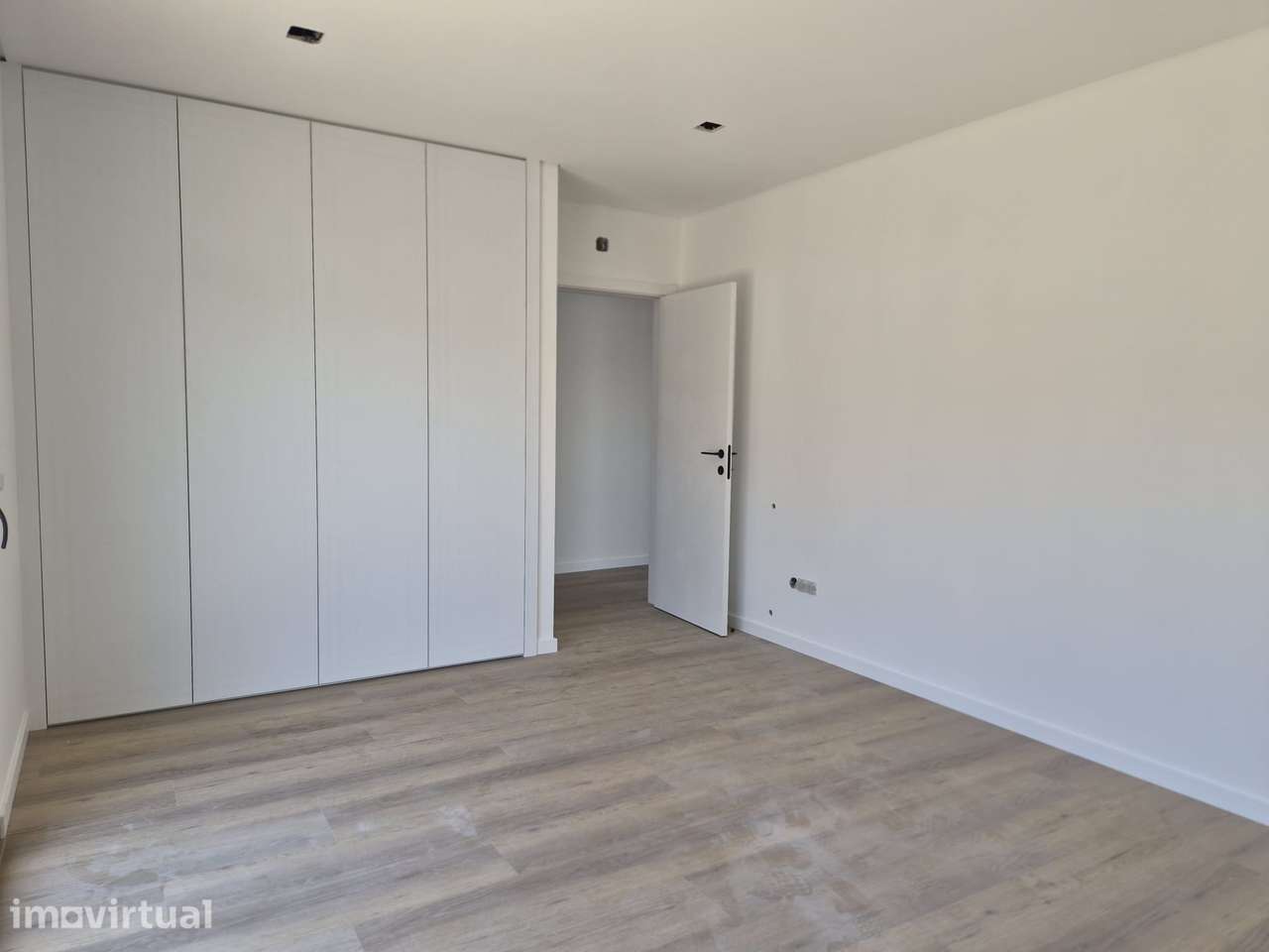 Moradia T3, térrea, geminada com garagem e jardim. Fração "A" - Grande imagem: 5/17