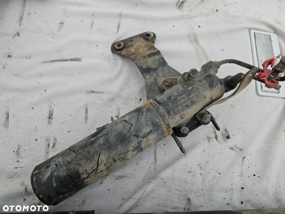 Amortyzatory tylne hydrauliczne zbiornik Peugeot 3008 I 1,6 THP 2011r - 3