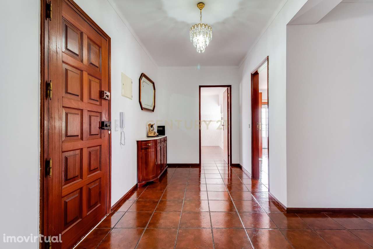 Prédio com 2 apartamentos+garagem+terreno - Grande imagem: 3/54