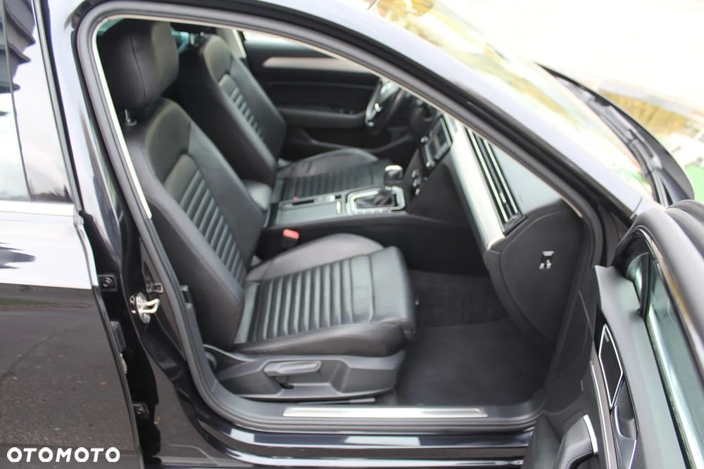Volkswagen Passat Variant 2.0 TDI 4Mot R-Line Edition DSG - 23