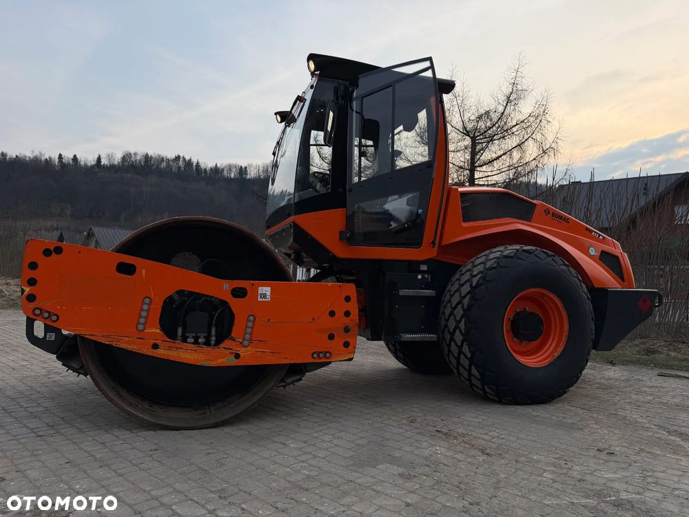 Bomag BW213 D-5 Walec Drogowy Terenowy 15 ton. Import Norwegia 2020 rok. 1050 Mtg. silnik DEUTZ 4cyl. 140 km. Maszyna nie różni się od Nowej z salonu! Klima wentylacja. Serwisy w Dekra AKTUALNE. Zero zniszczeń IGŁA !! Gotowa do długiej pracy. Po dużych serwisach eksploatacyjnych w Norwegii. Walec z Upadłości od pierwszego właściciela. Jego historia od nowosci to jedna robota na stadionie miejskim! Jedyna taka okazja! - 38