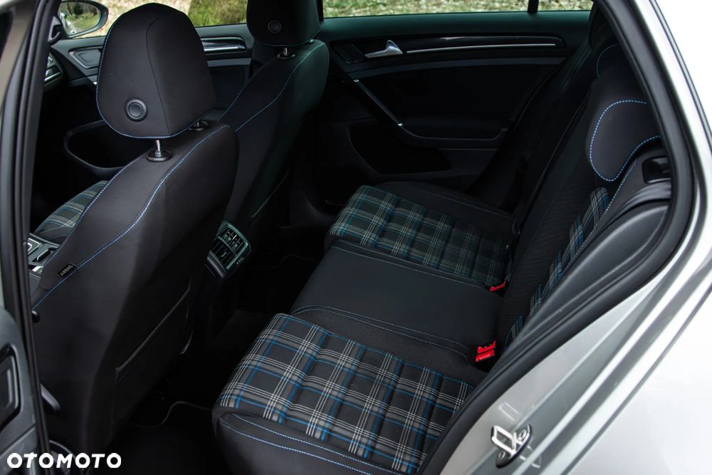 Volkswagen Golf - 15