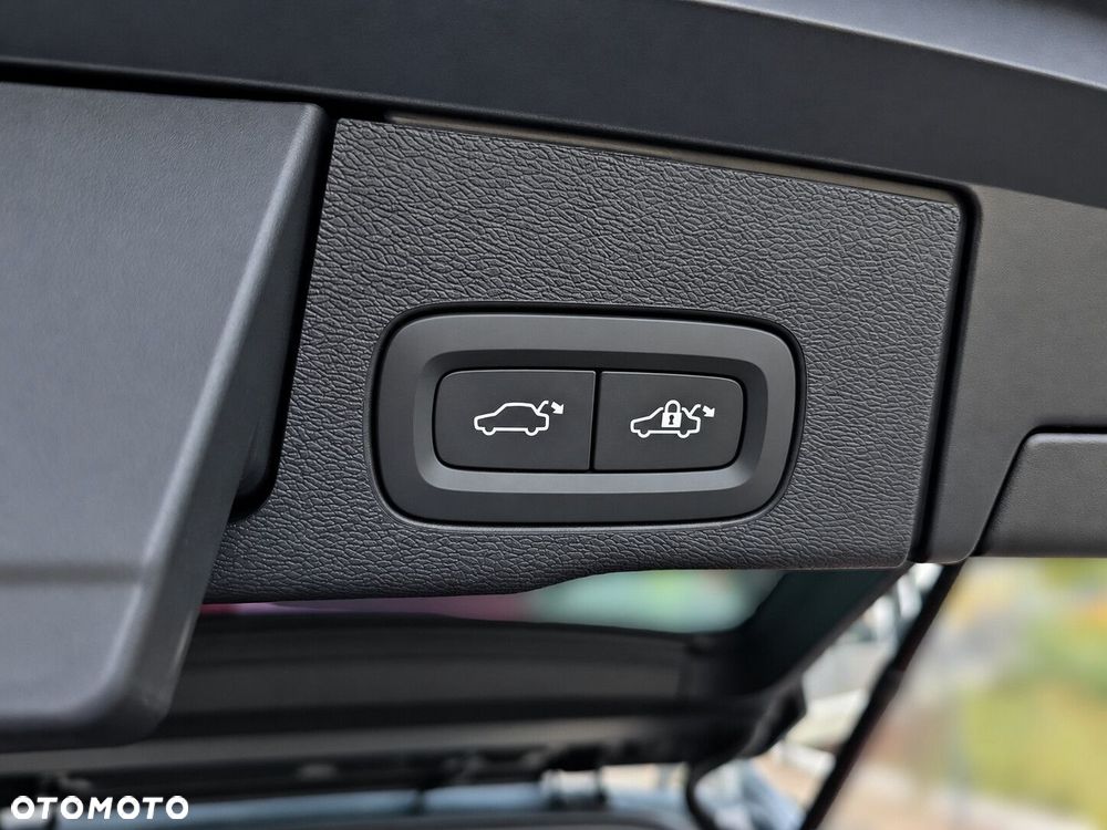 Volvo XC 60 B4 D Plus Dark - 18