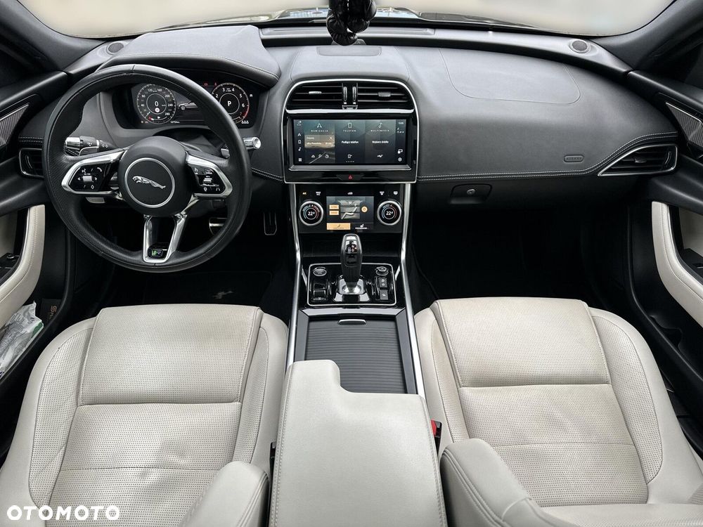 Jaguar XE - 11