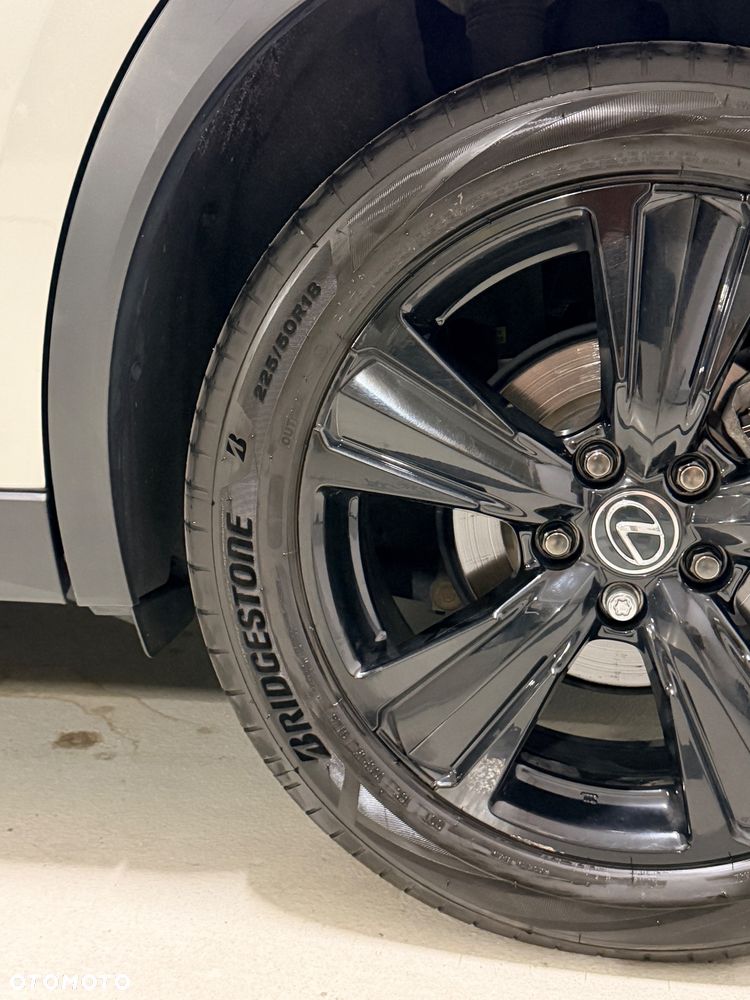Lexus UX - 30