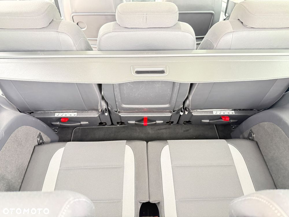 Volkswagen Touran 2.0 TDI DPF STYLE - 25