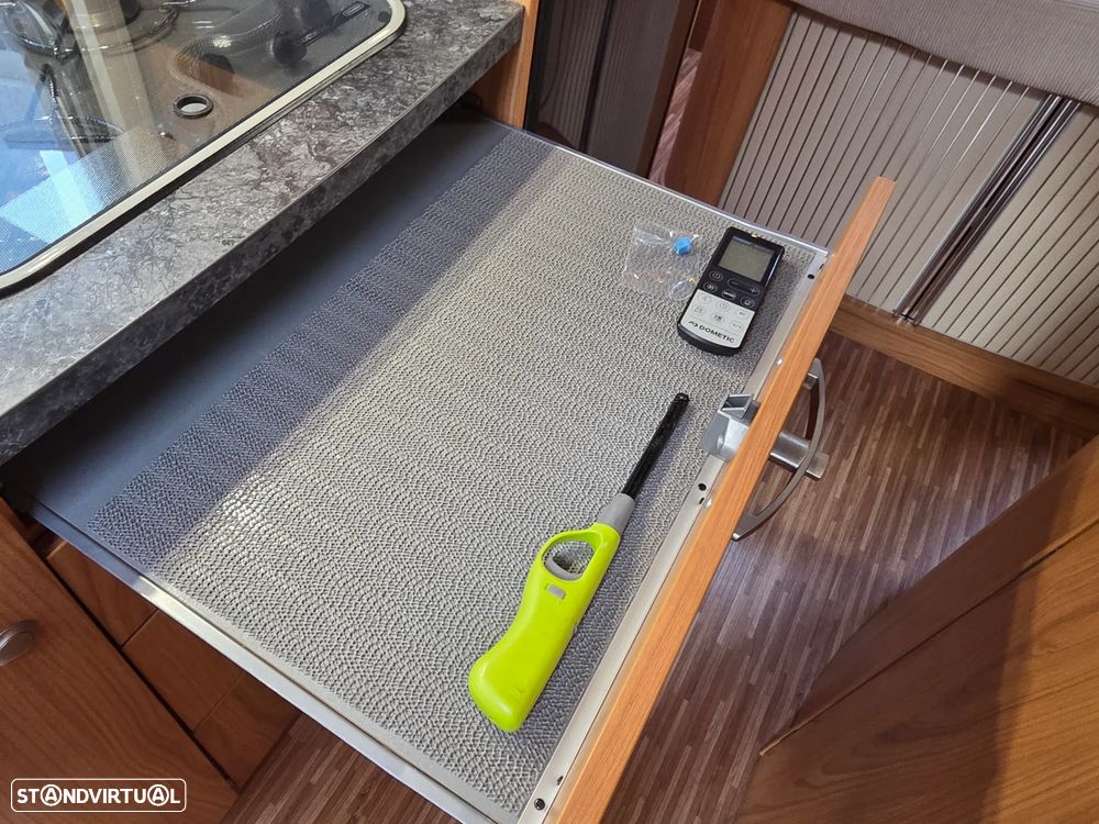 Burstner Aviano 725i cama central - 12