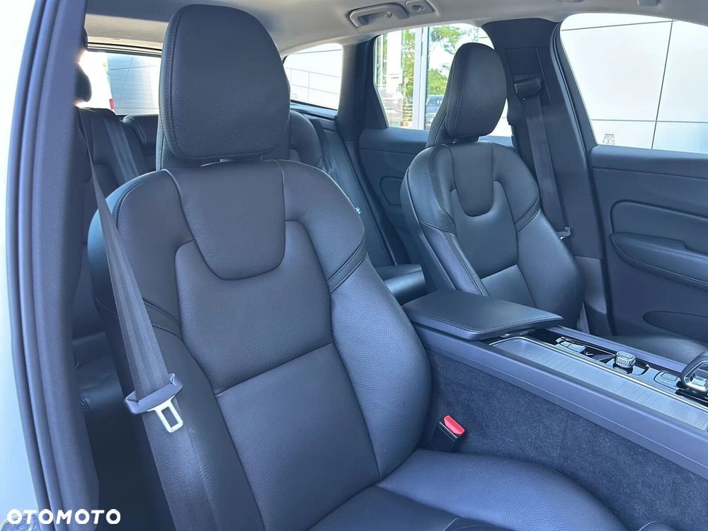 Volvo XC 60 B4 B Plus Dark - 18