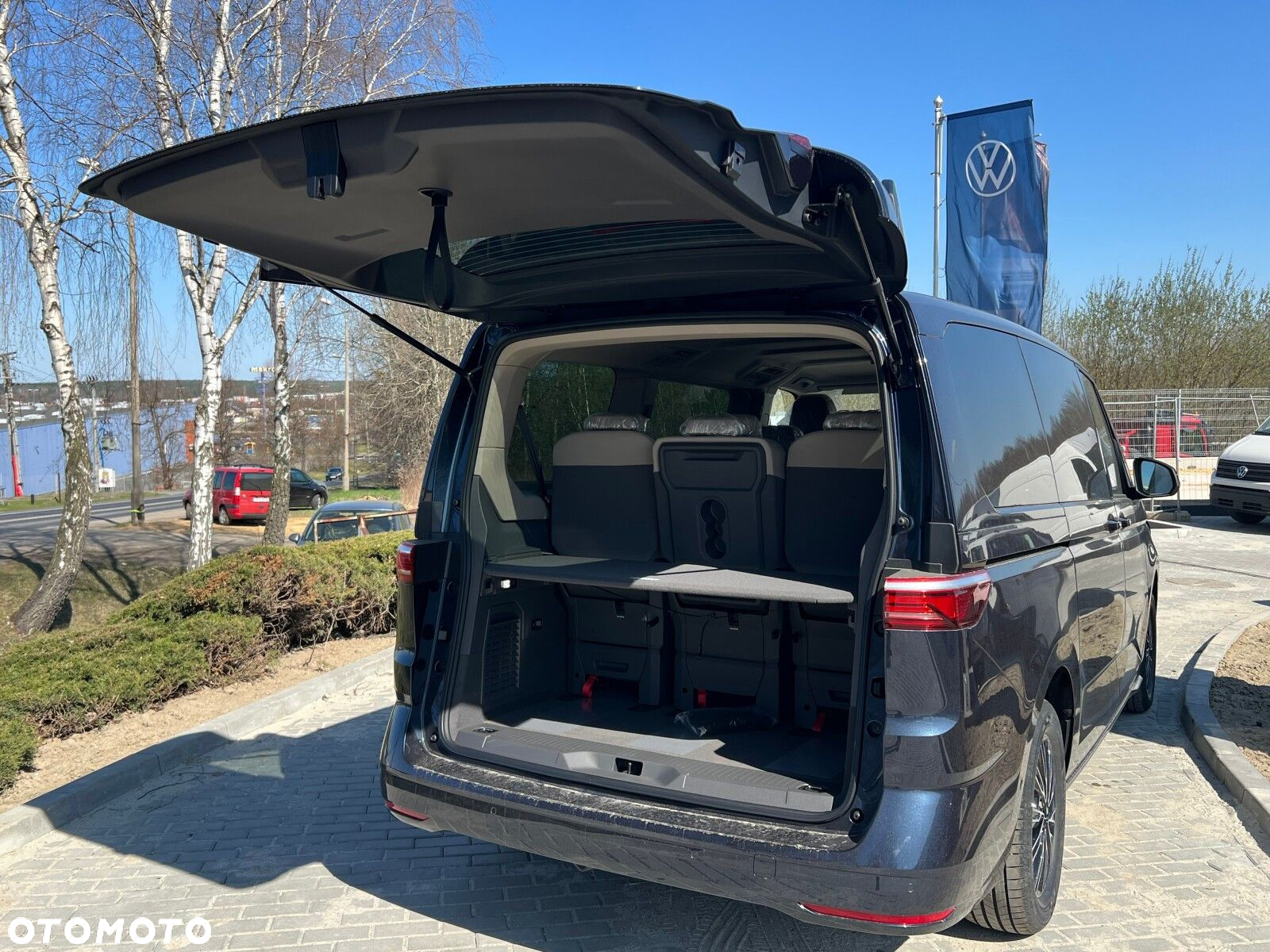 Volkswagen multivan Multivan Life L2 silnik: 2,0 l TDI SCR 110 kW / skrzynia biegów: 7-biegowa DSG rozstaw osi: 3124 mm - 5