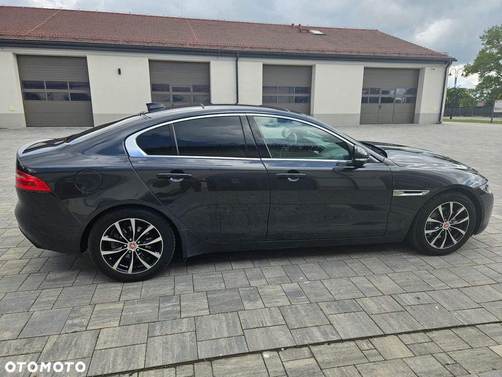 Jaguar XE 2.0 D Portfolio - 12