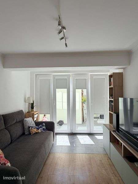 T2 remodelado com quintal na Almada - Grande imagem: 3/9