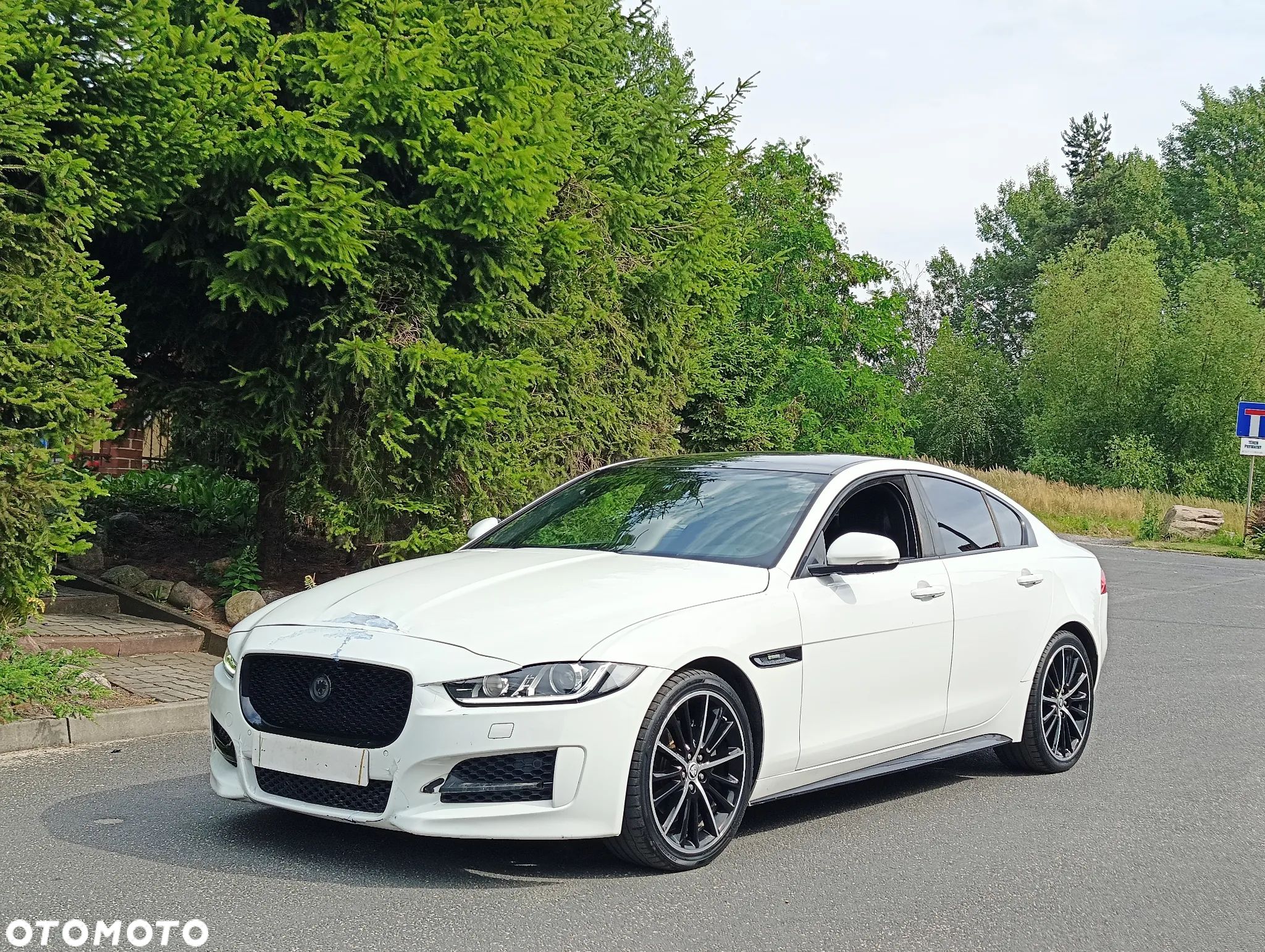 Jaguar XE 2.0 D AWD R-Sport - 1